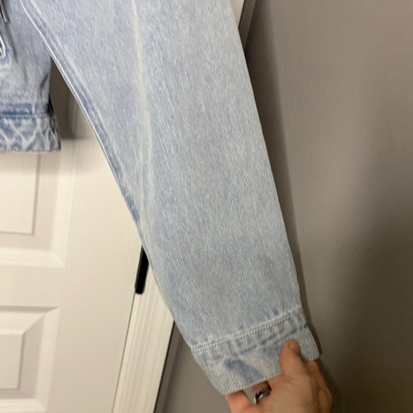 Stylish Denim Jacket with Fringe Accents - Picture 4 of 6